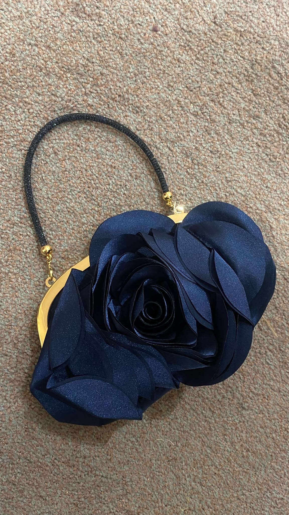POCHETE AZUL MARINHO ACETINADA COM FLOR
