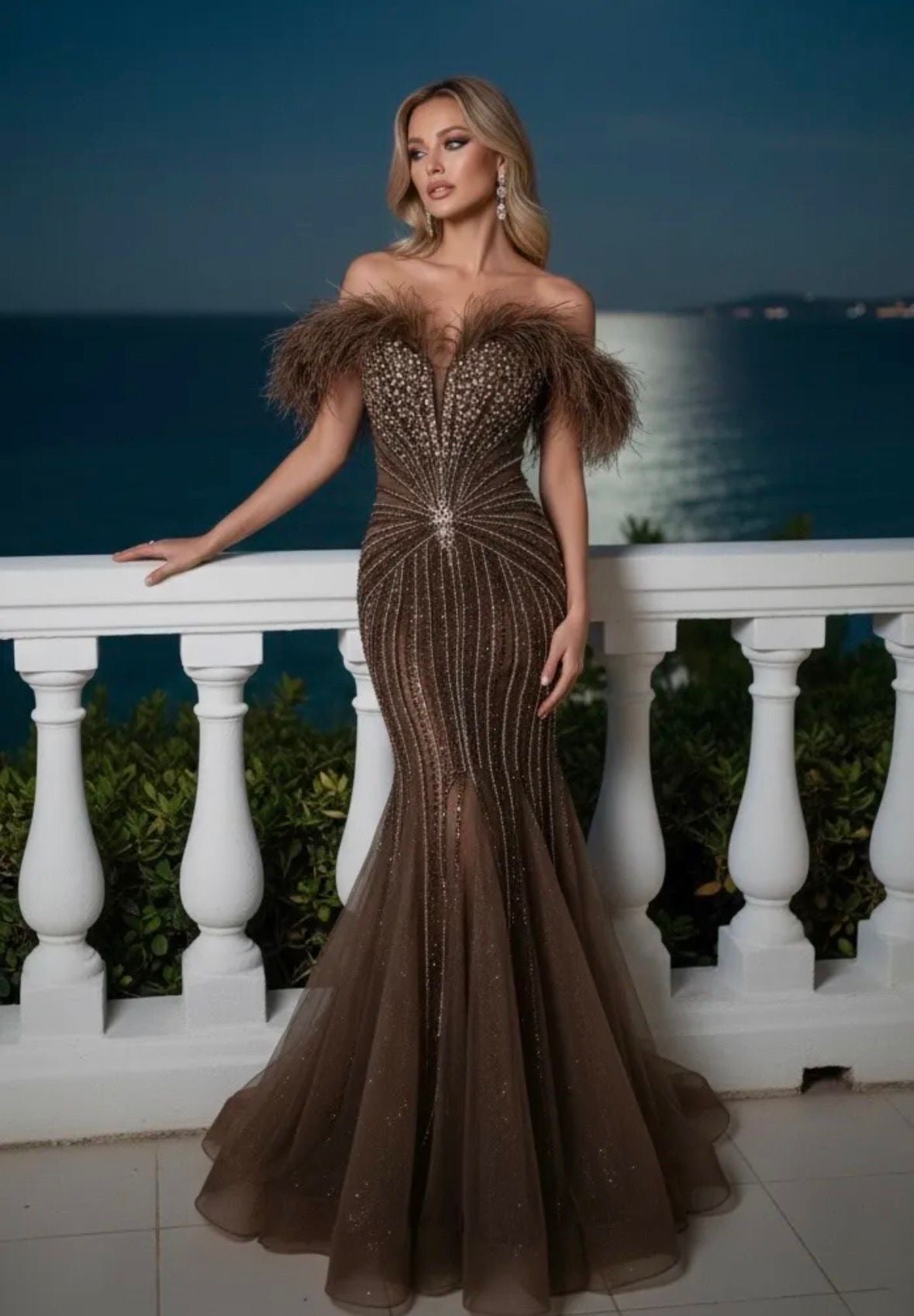 VESTIDO SEREIA COM PLUMAS