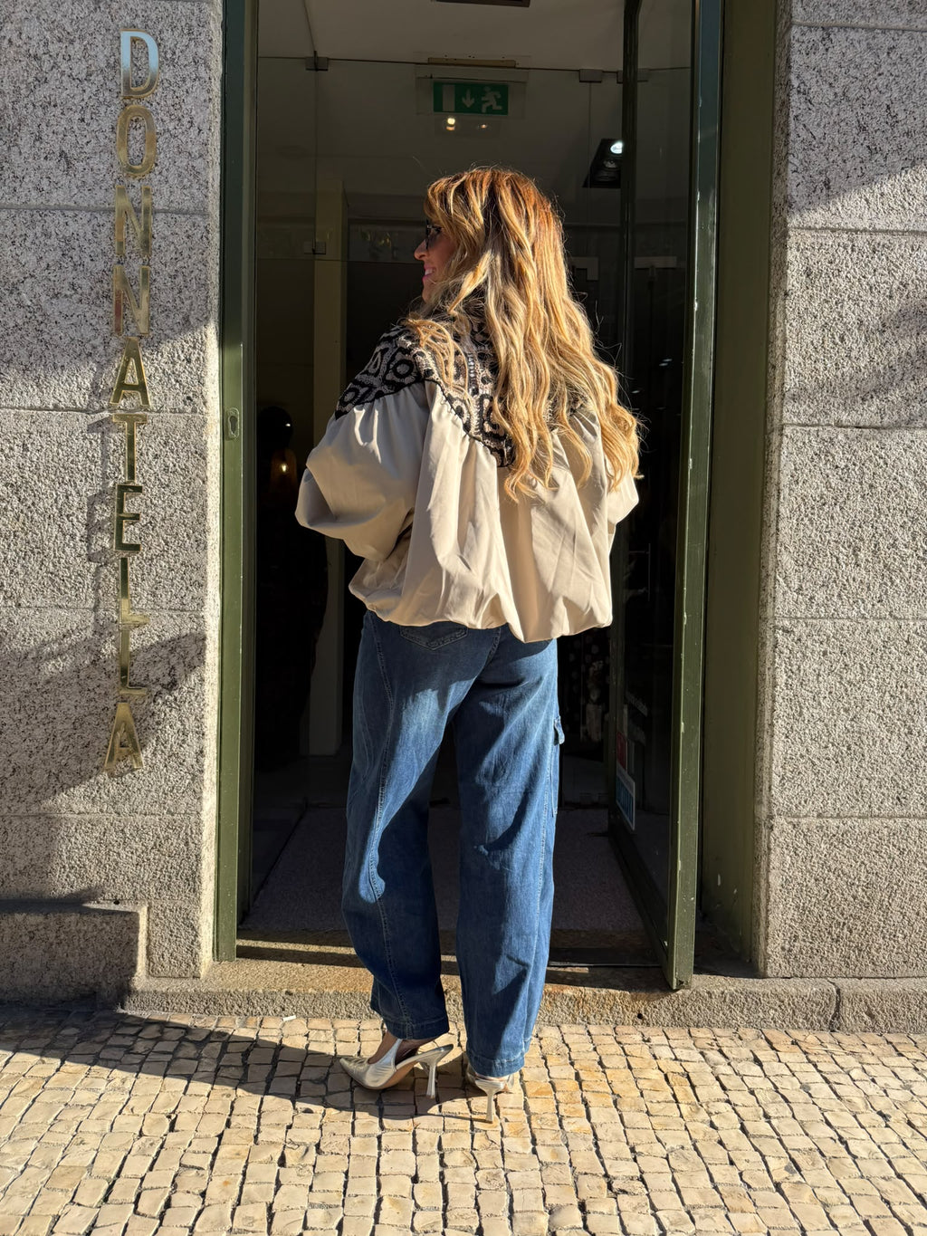Casaco Oversized com Bordado Contrastante