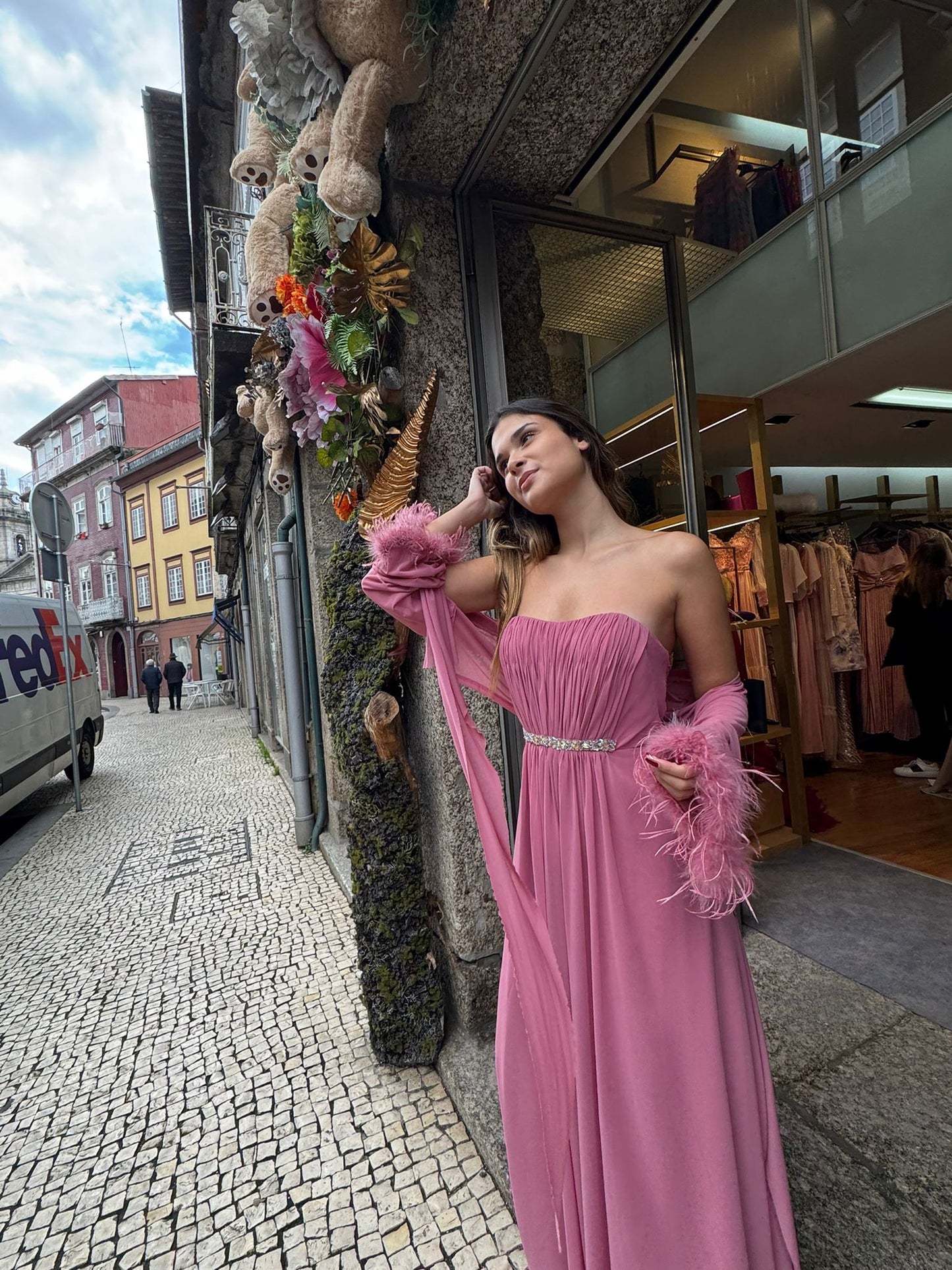Vestido cai-cai com bolero de plumas