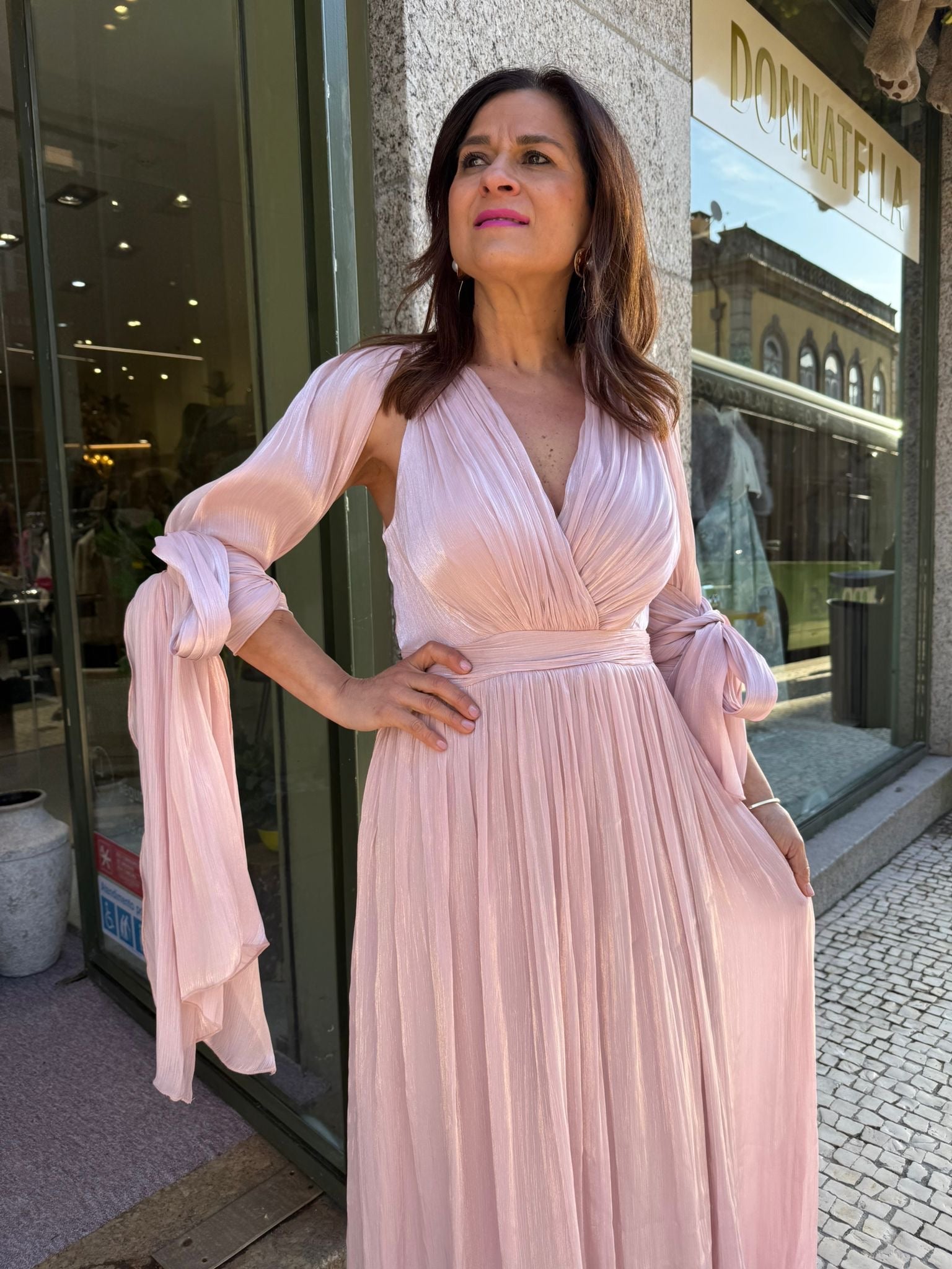 VESTIDO CETIM COM MANGAS CAPA