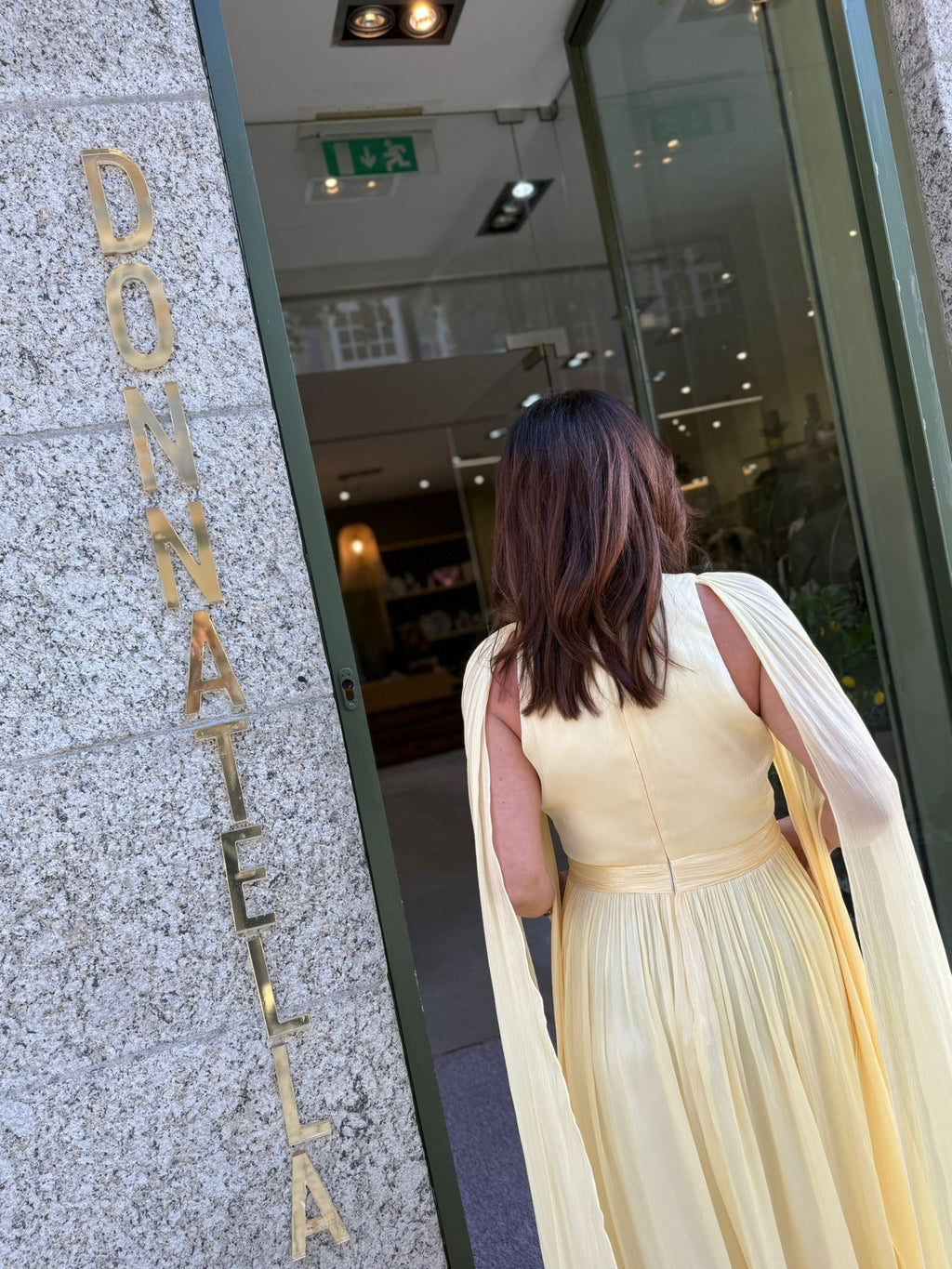 VESTIDO CETIM COM MANGAS CAPA