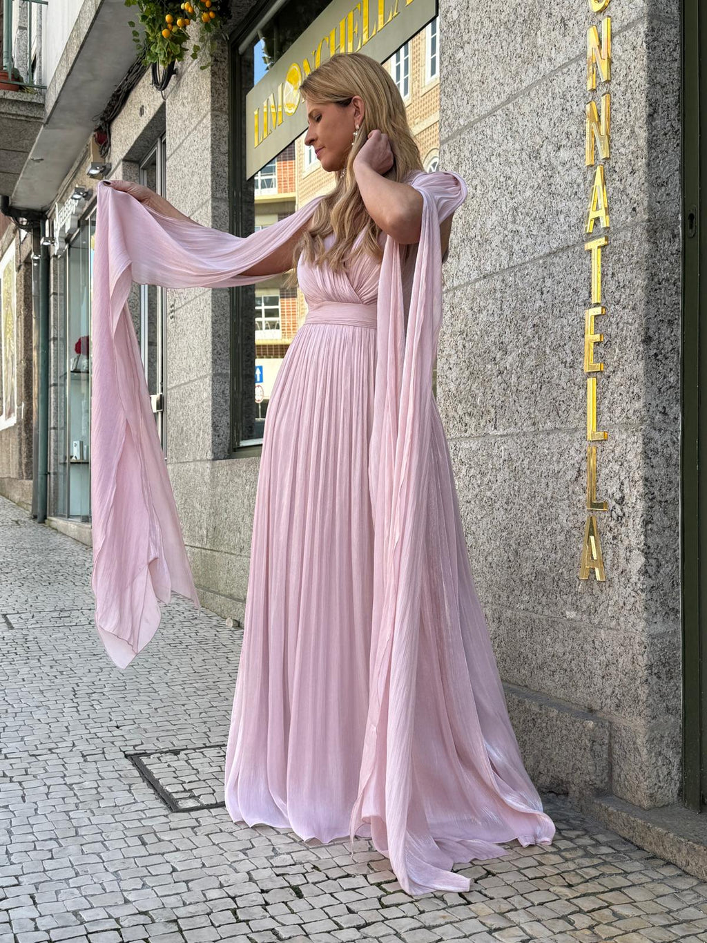 VESTIDO CETIM COM MANGAS CAPA