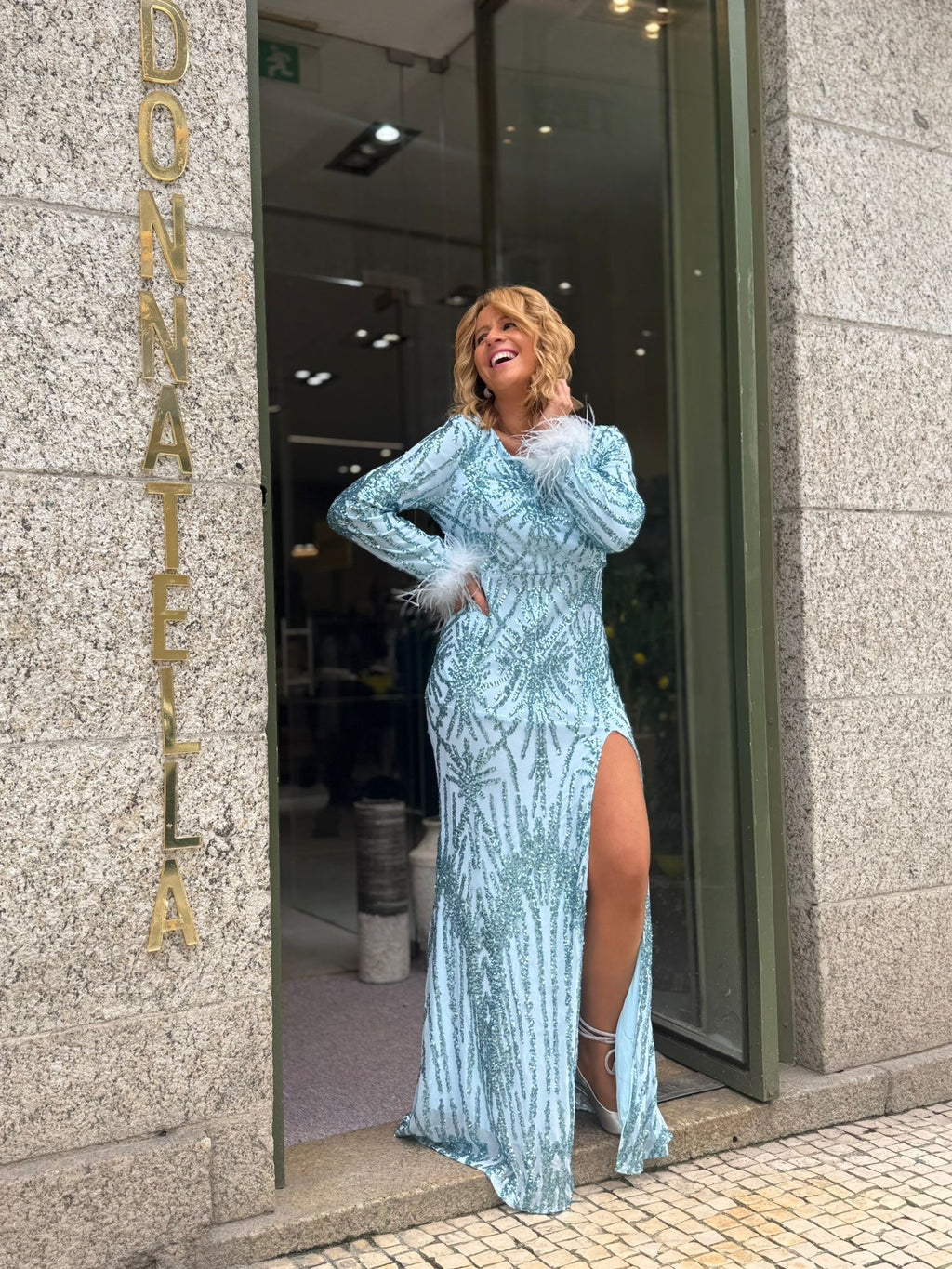 VESTIDO SEREIA MANGA LONGA COM PLUMAS