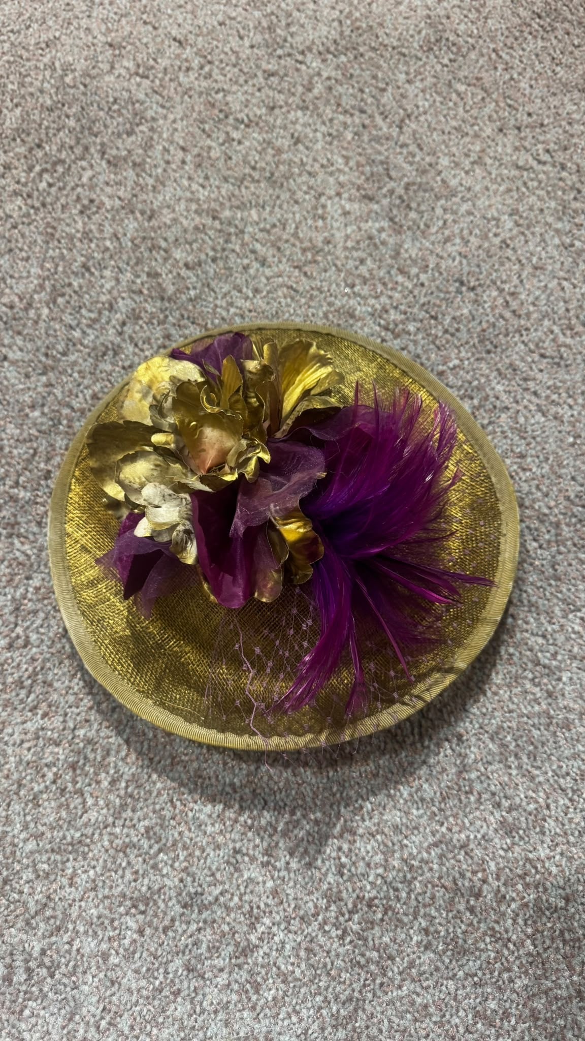 TOUCADO DOURADO COM FLORES ROXAS