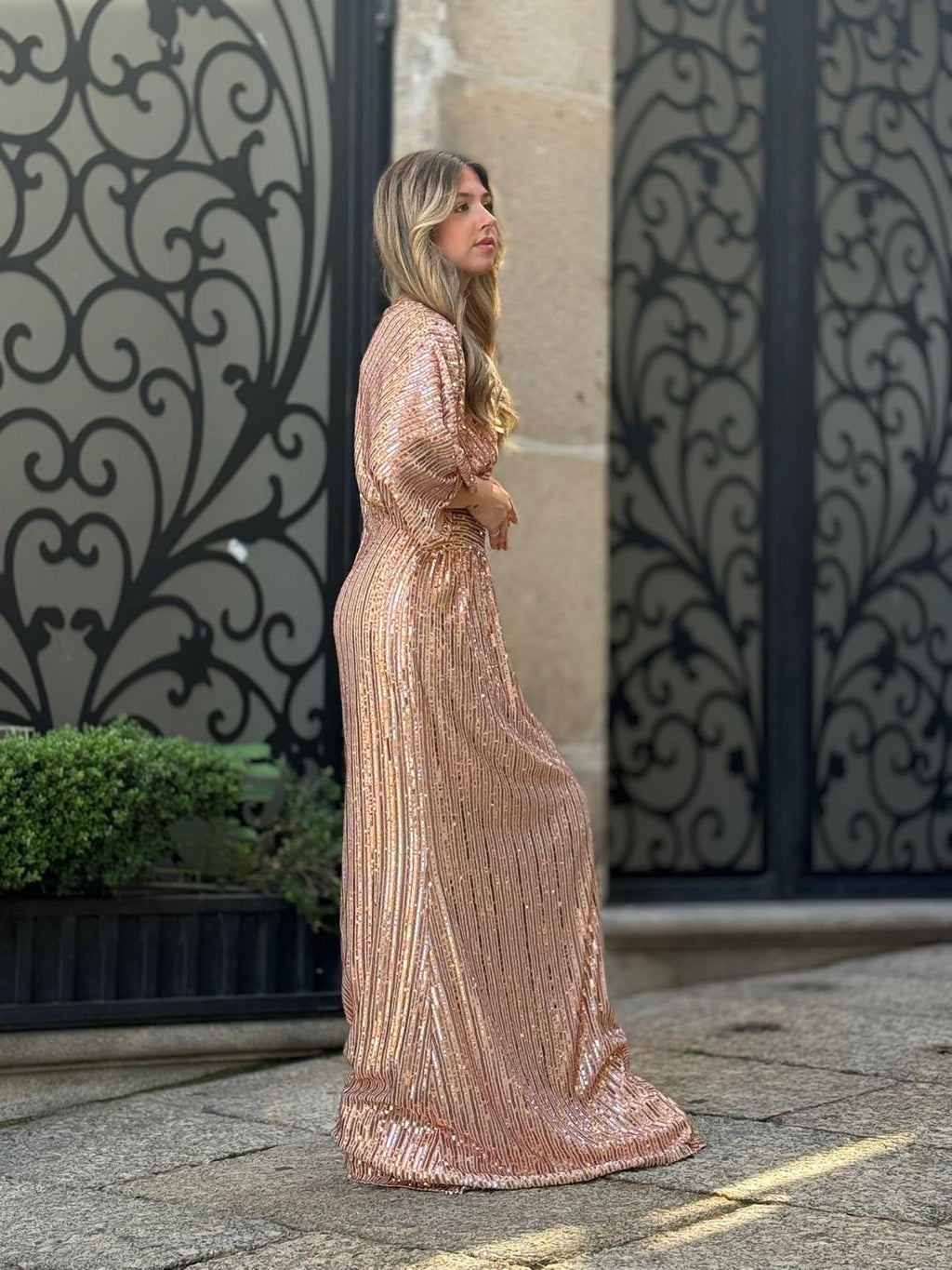 VESTIDO EM LANTEJOULAS COM MANGA
