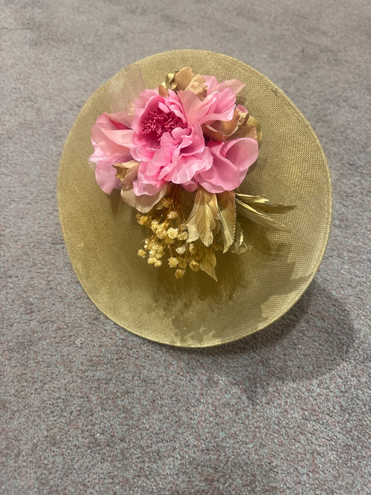 TOUCADO DOURADO COM FLOR ROSA