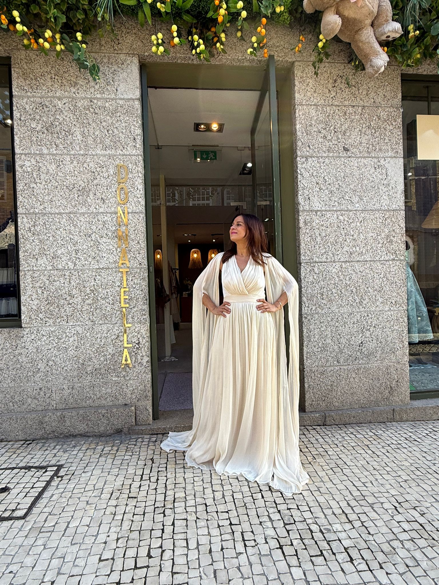 VESTIDO CETIM COM MANGAS CAPA