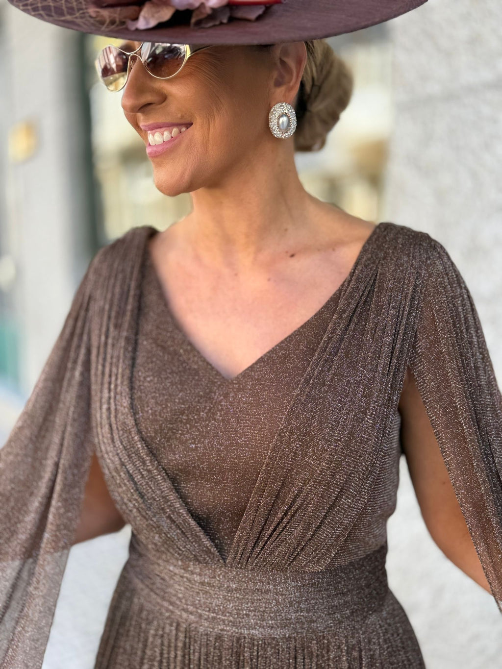 VESTIDO CASTANHO COM CAPA