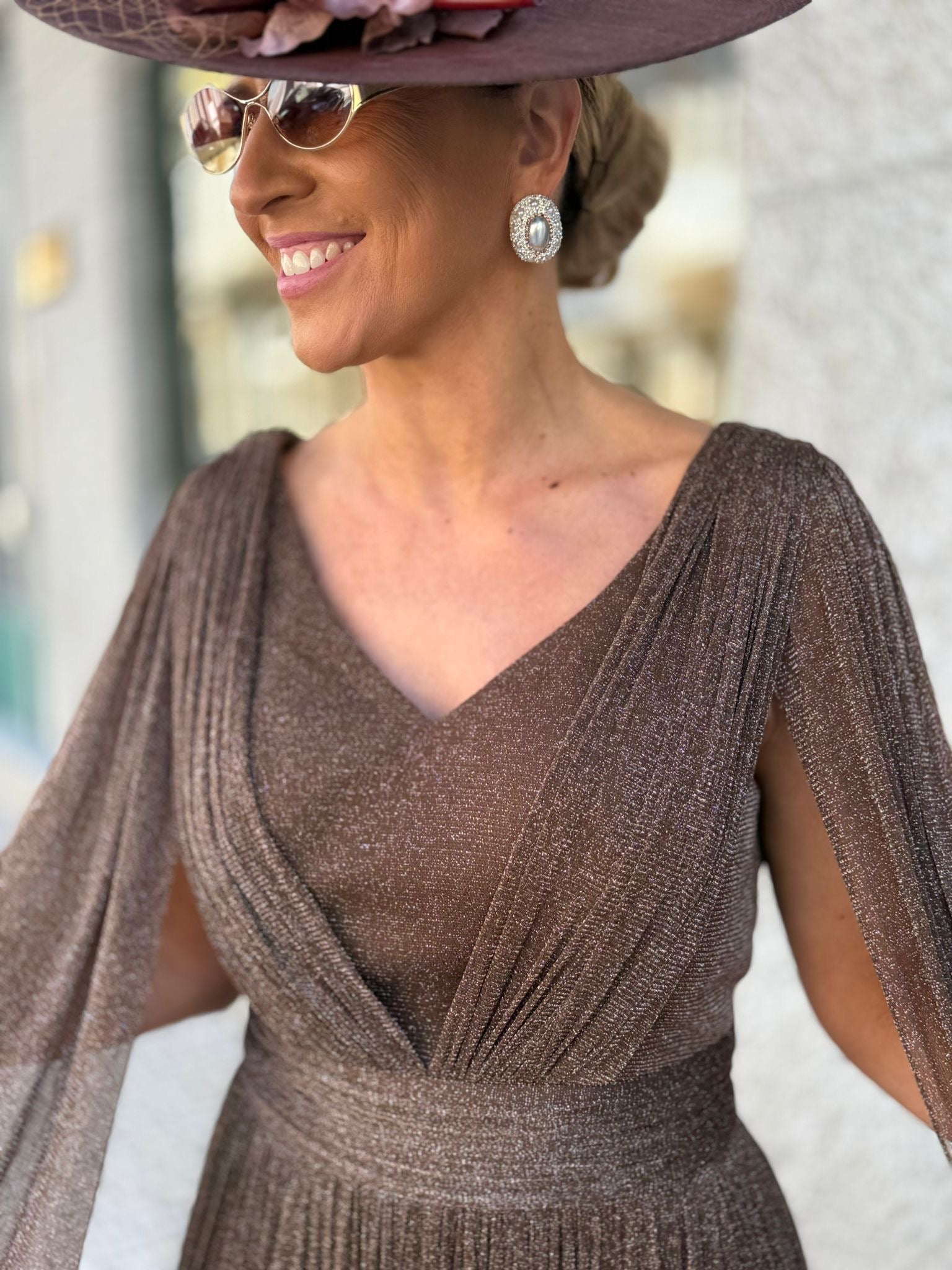 VESTIDO CASTANHO COM CAPA