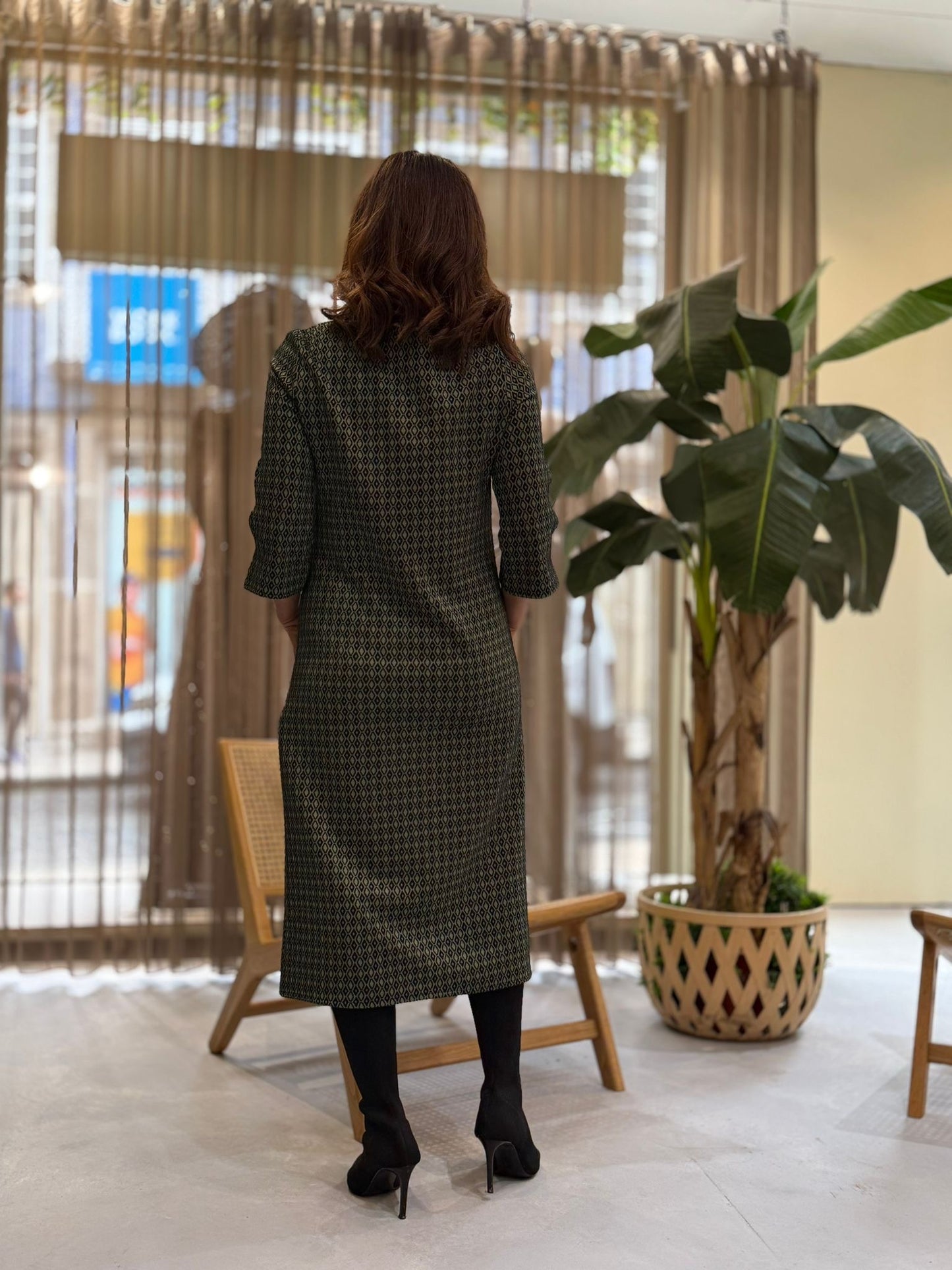 Vestido com padrão verde e preto