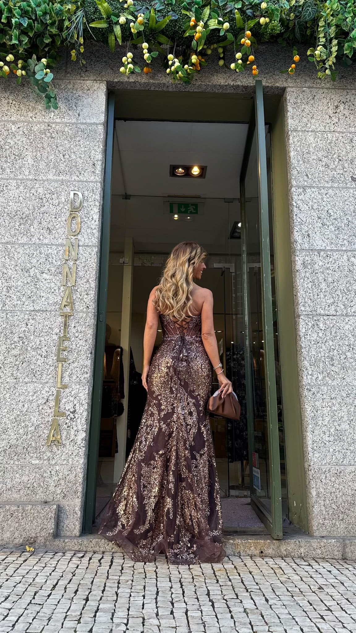 VESTIDO COM LANTEJOULAS