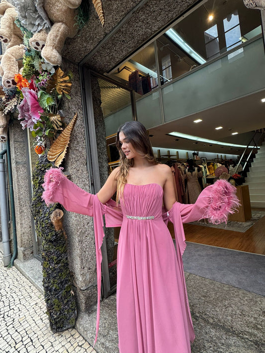 Vestido cai-cai com bolero de plumas