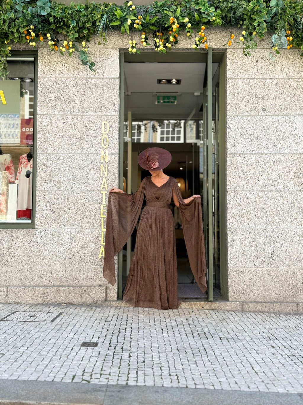 VESTIDO CASTANHO COM CAPA