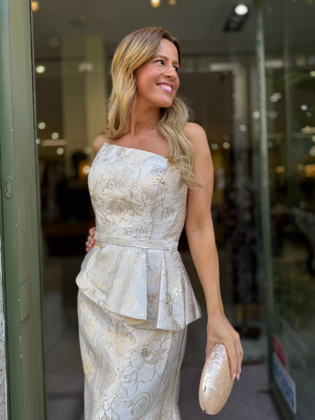VESTIDO CHAMPAGNE COM PADRÃO FLORAL