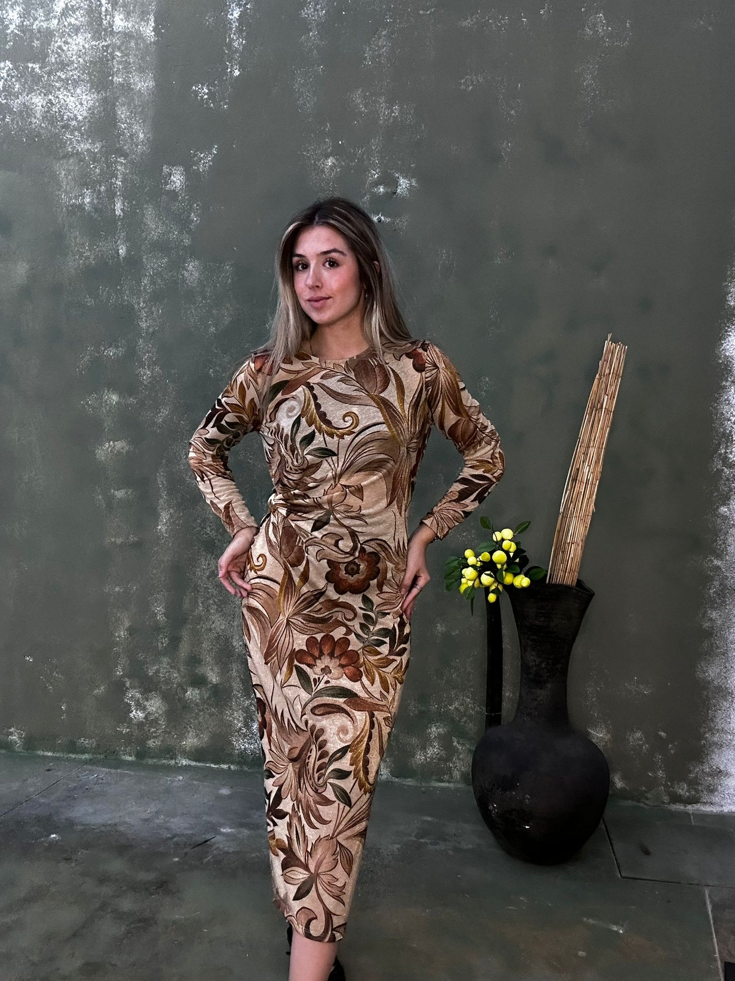 Vestido com padrões florais com detalhe dourado