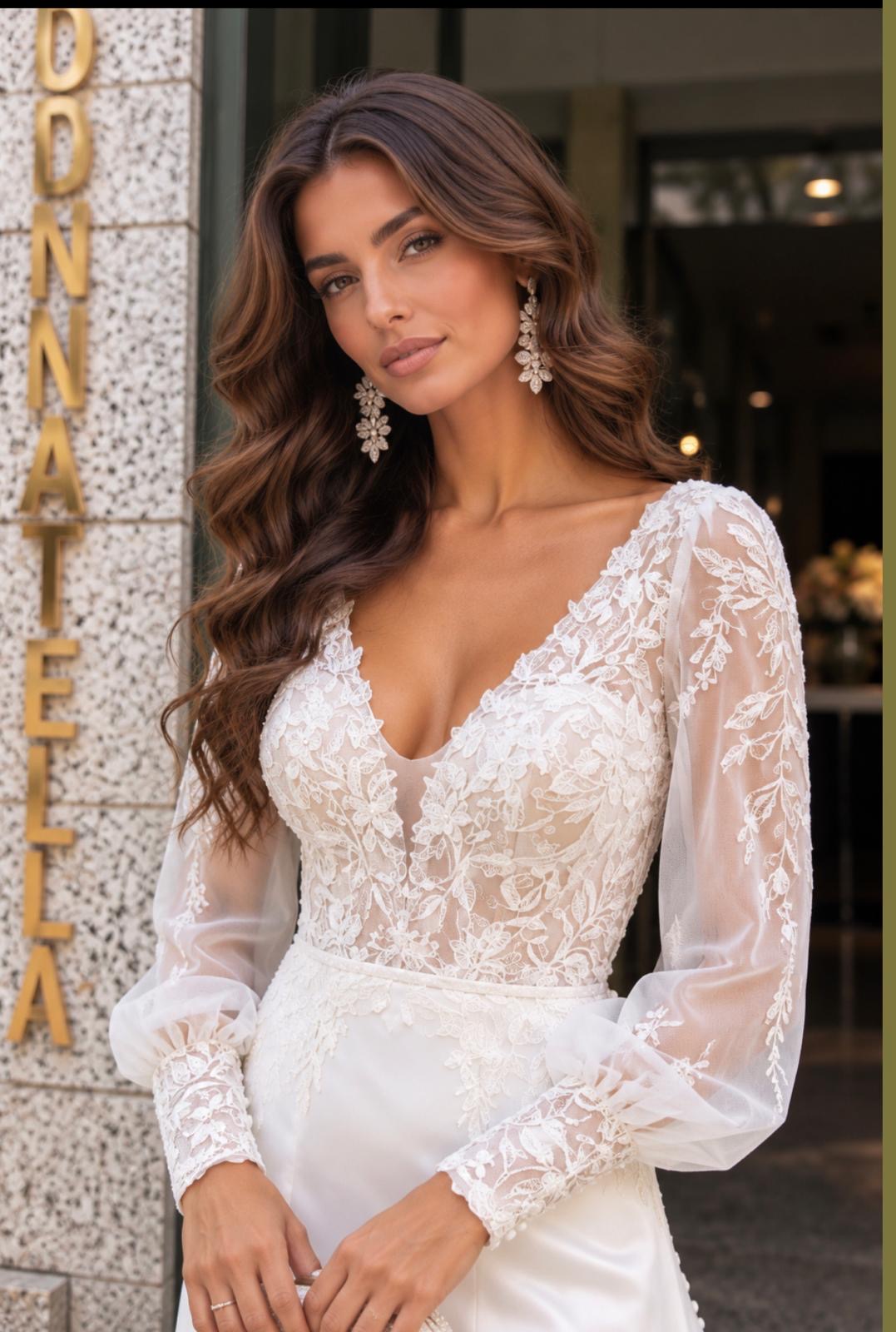 VESTIDO COM MANGAS DE RENDA E CAUDA