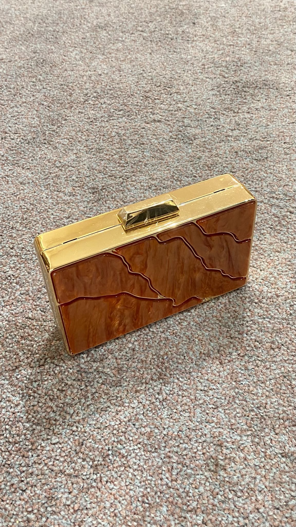 POCHETE CASTANHA COM DETALHES DOURADOS