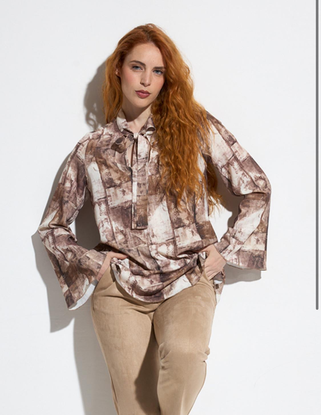 Blusa com padrão em tons terrosos