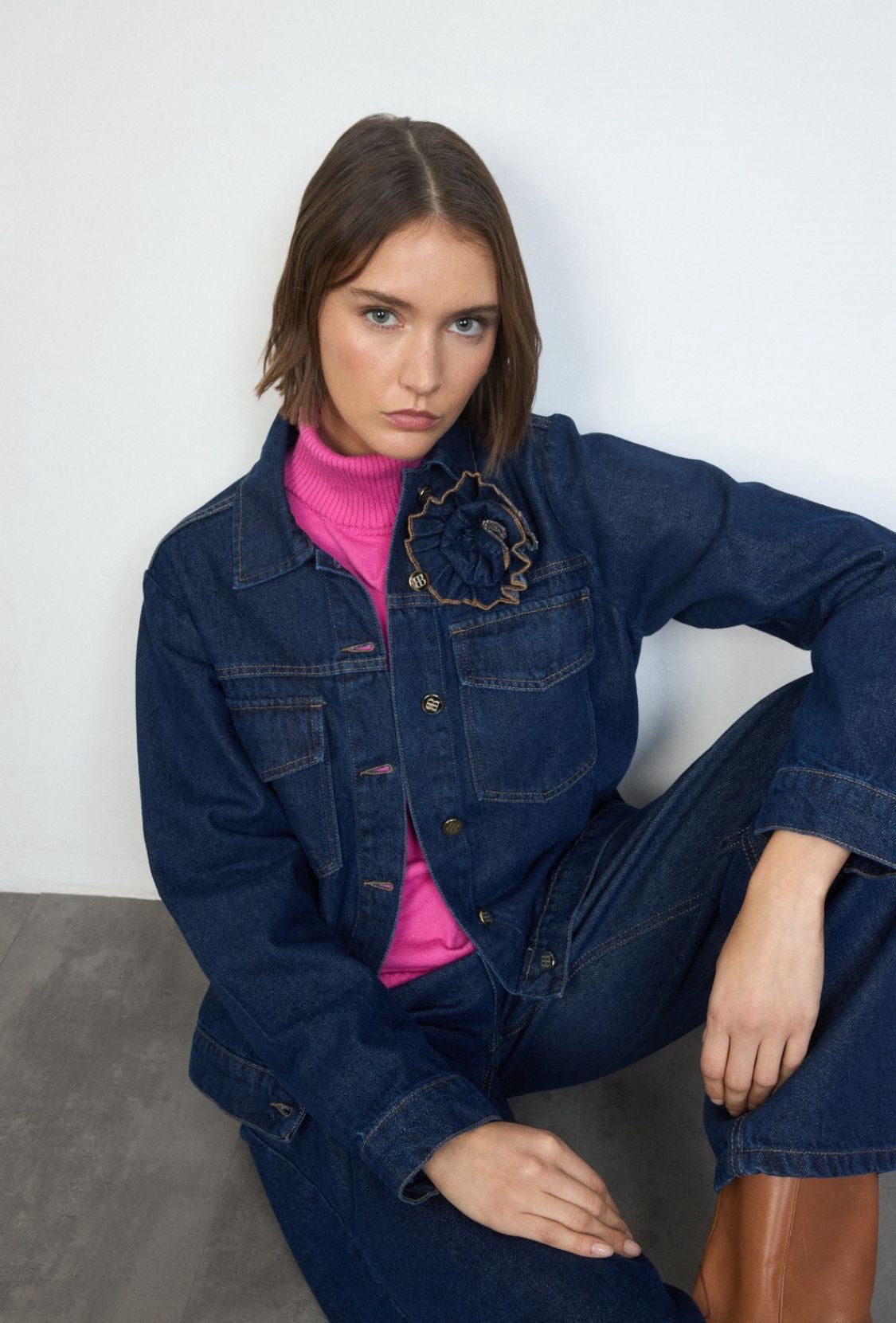 Casaco de ganga com aplique de flor