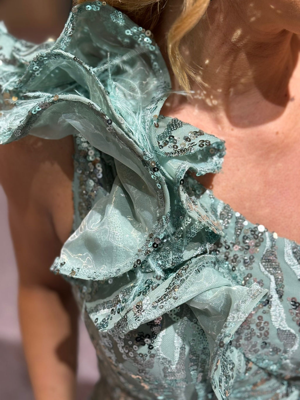 VESTIDO DE LANTEJOULAS ASSIMÉTRICO