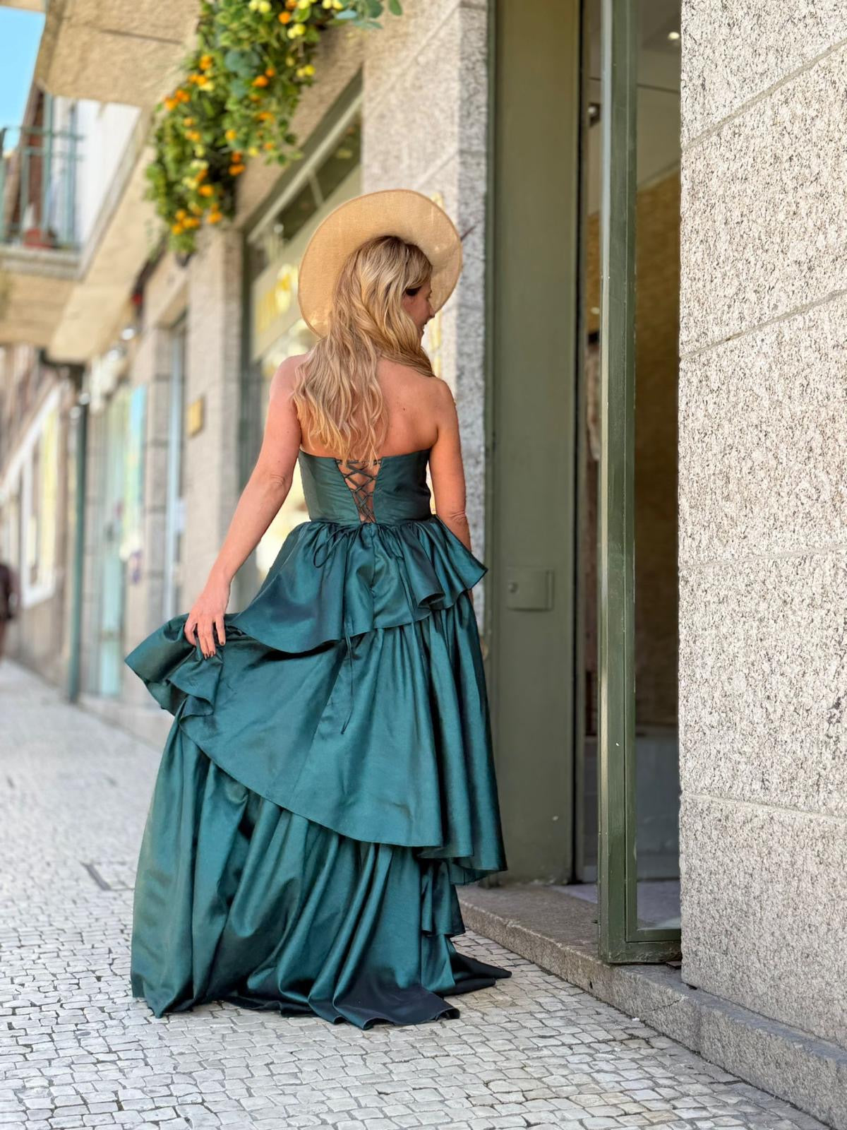 VESTIDO VERDE COM FOLHOS