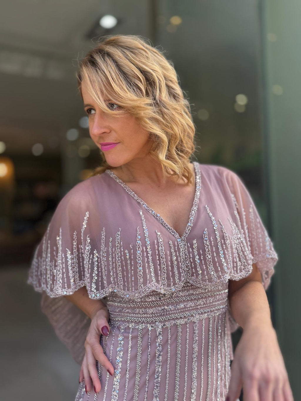 VESTIDO LANTEJOULAS COM CAPA