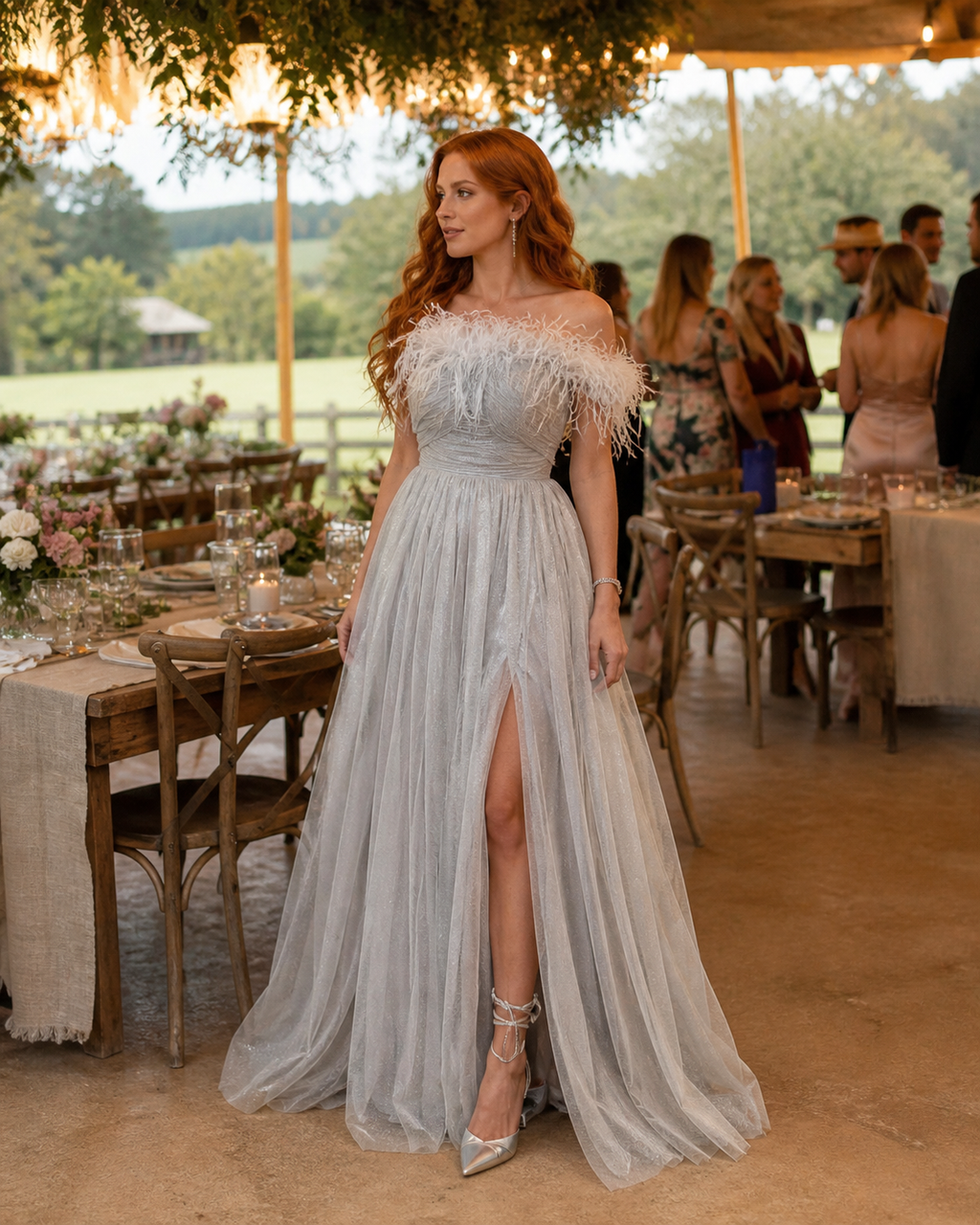 VESTIDO CINZA PLISSADO COM PLUMAS
