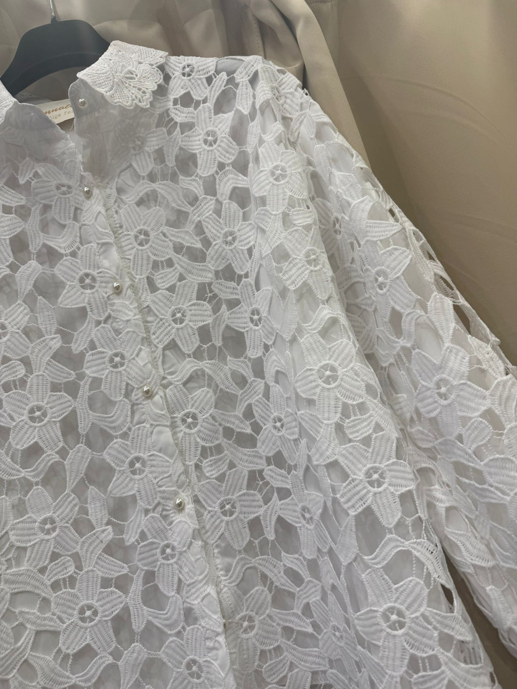 BLUSA EM BORDADO INGLÊS