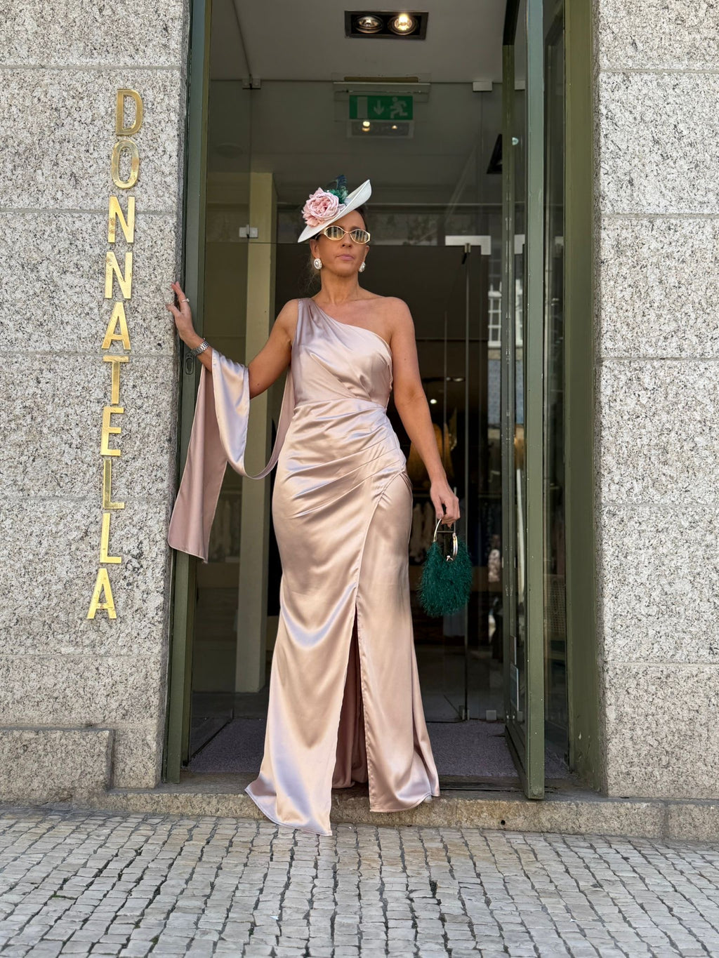 VESTIDO BEGE COM RACHA