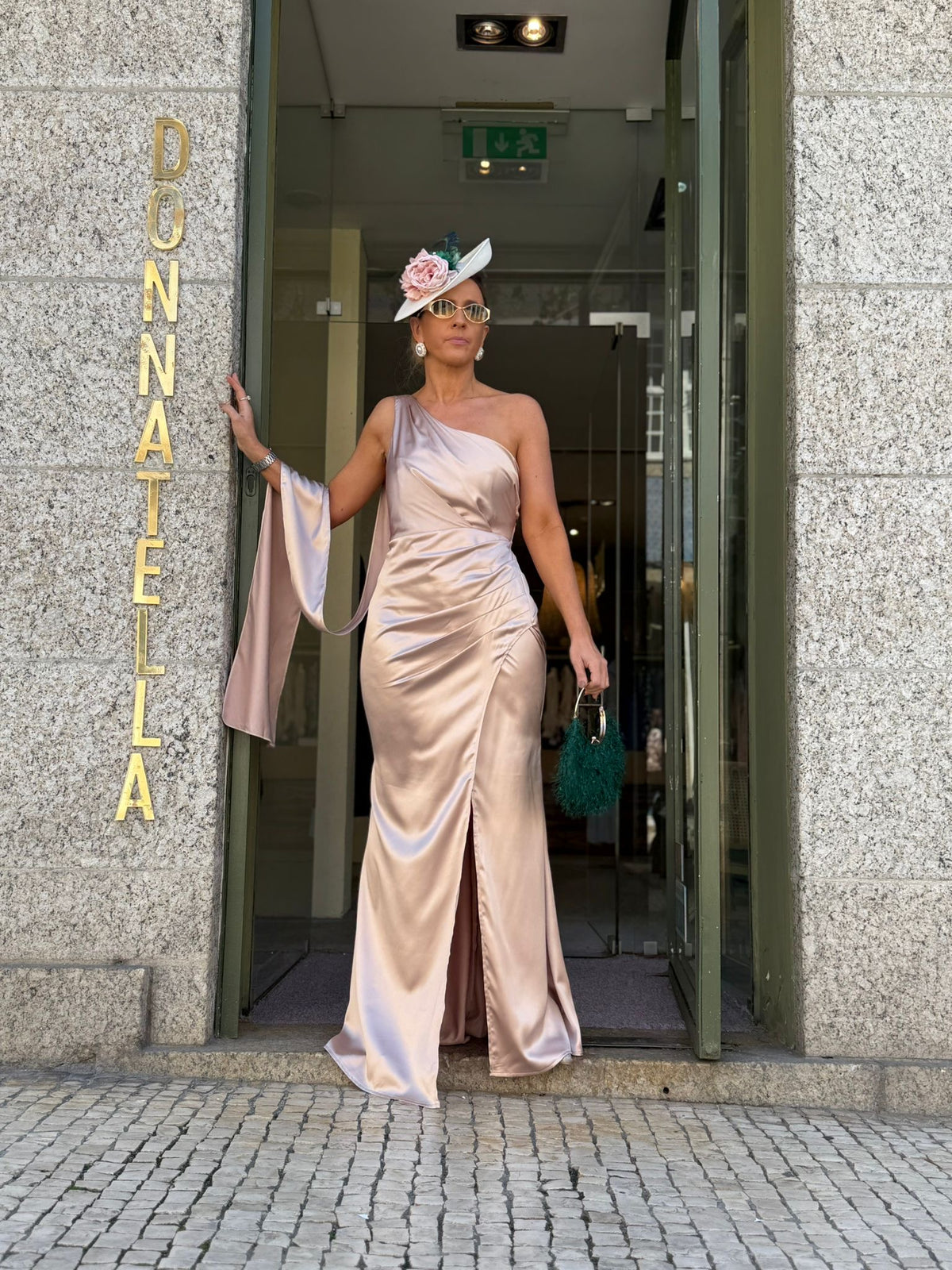 VESTIDO BEGE COM RACHA