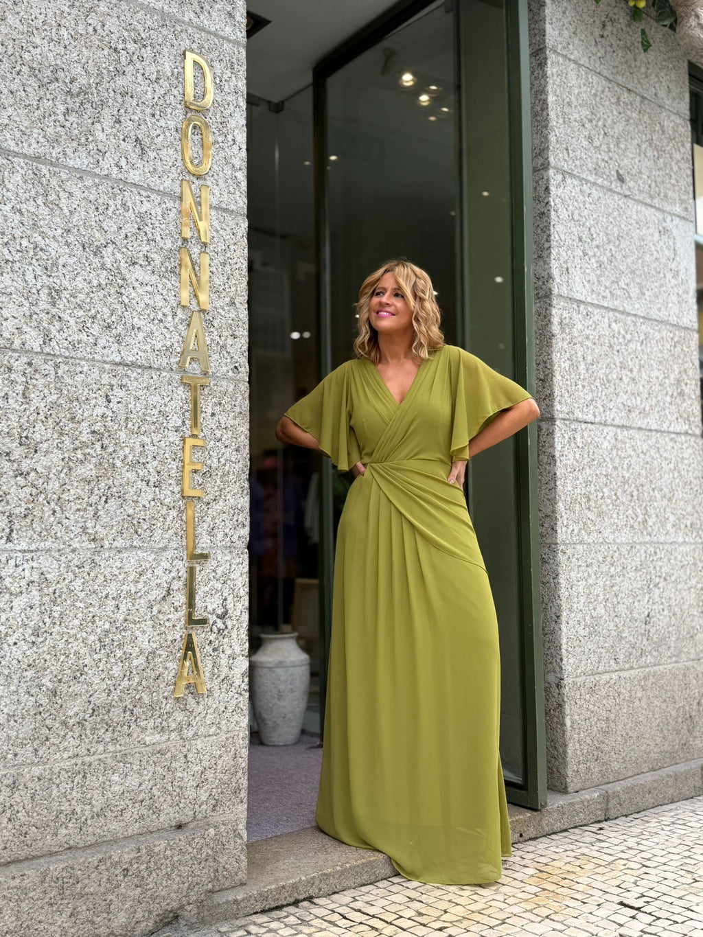 VESTIDO COM DRAPEADO NA FRENTE