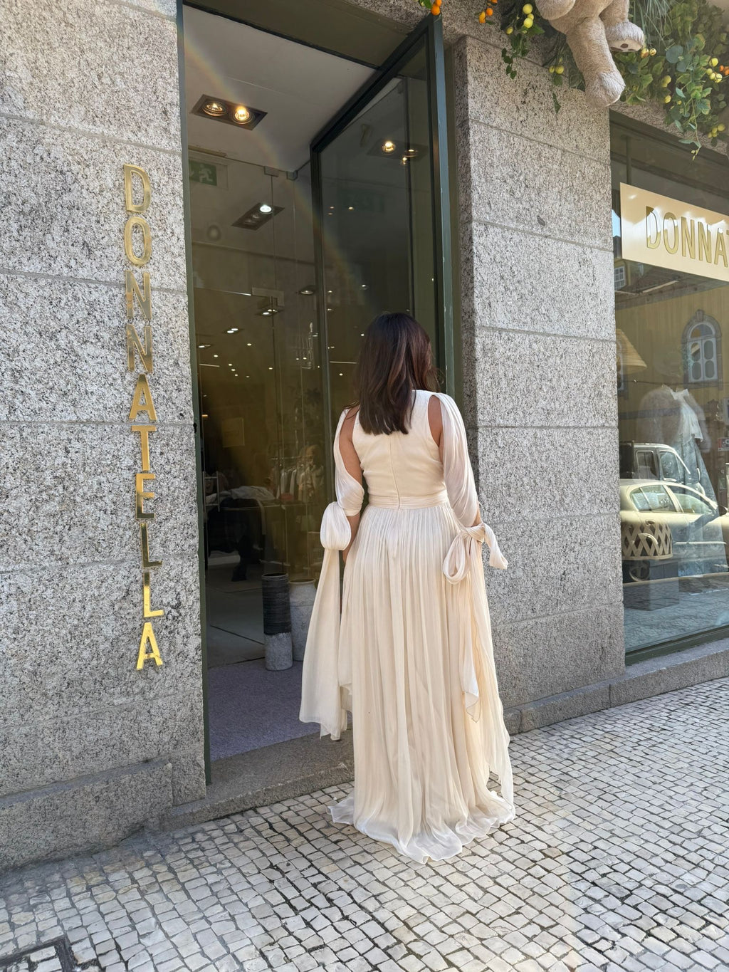 VESTIDO CETIM COM MANGAS CAPA