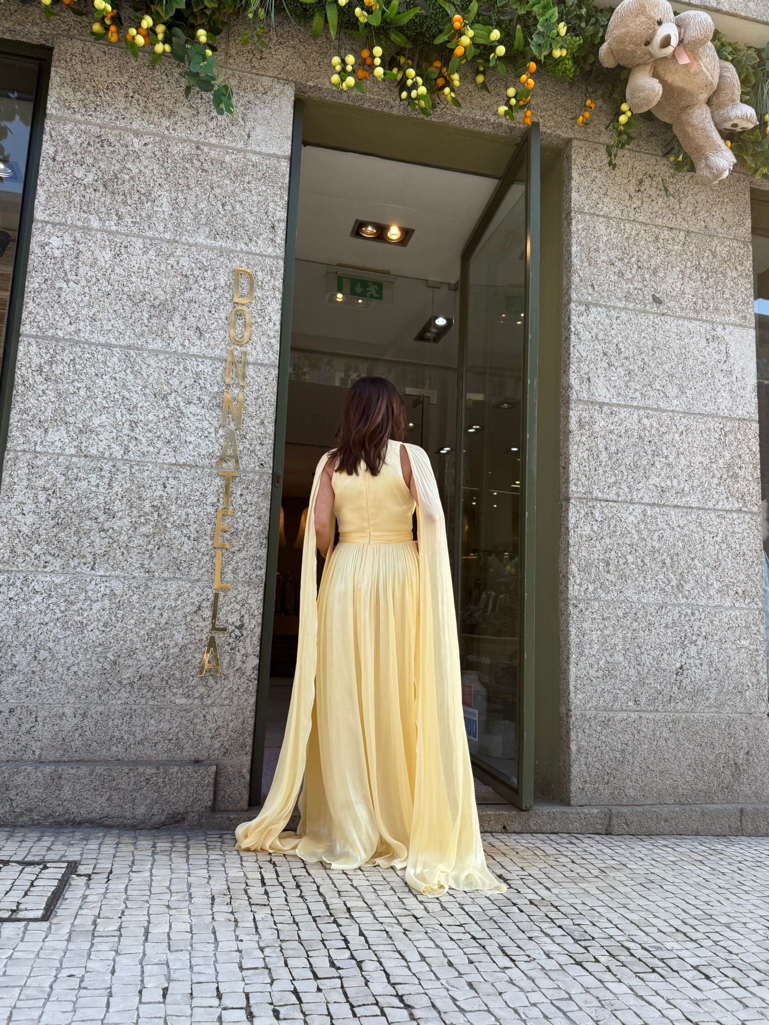 VESTIDO CETIM COM MANGAS CAPA