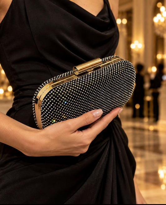 POCHETE PRETA COM CRISTAIS E FECHO DOURADO