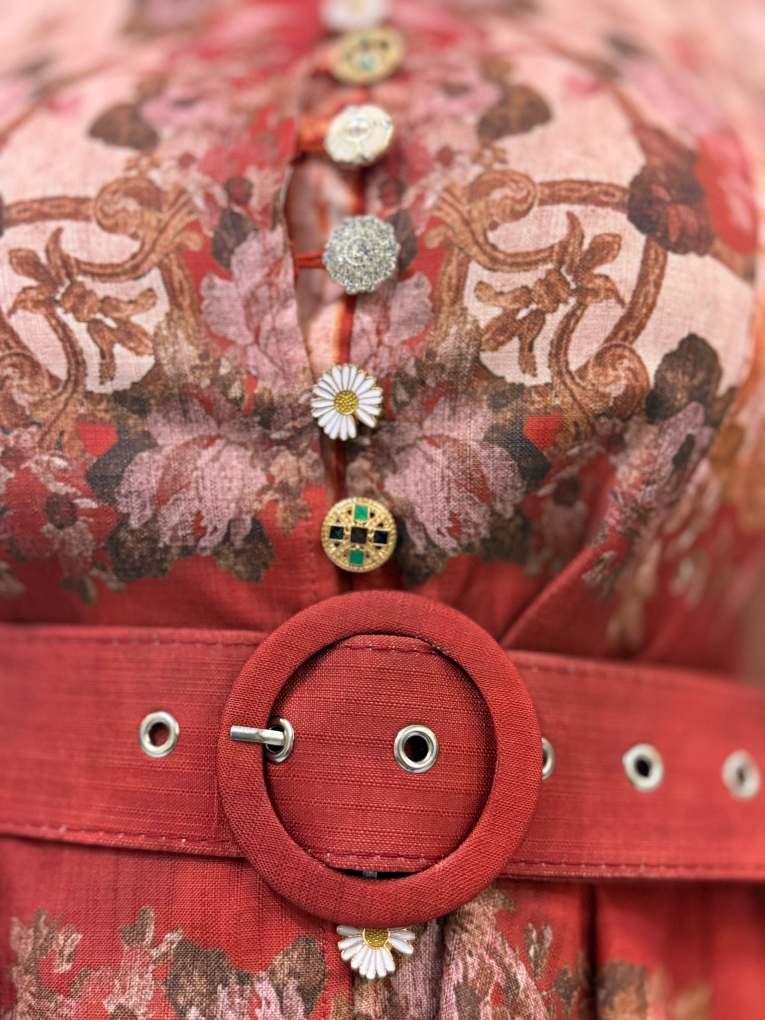 VESTIDO CURTO ESTAMPADO COM BOTÕES
