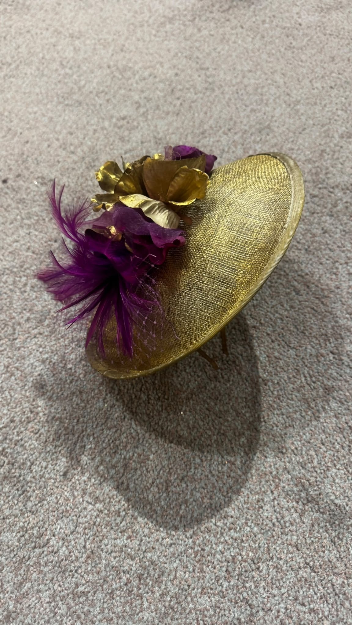TOUCADO DOURADO COM FLORES ROXAS