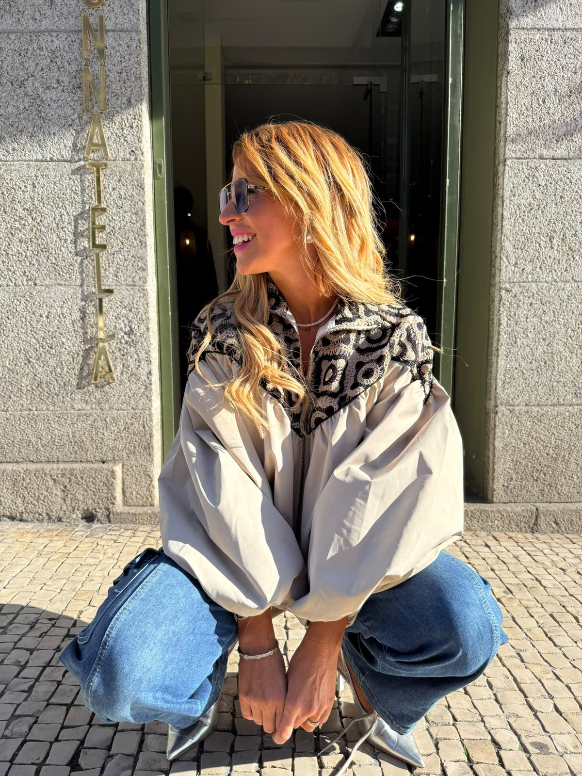 Casaco Oversized com Bordado Contrastante