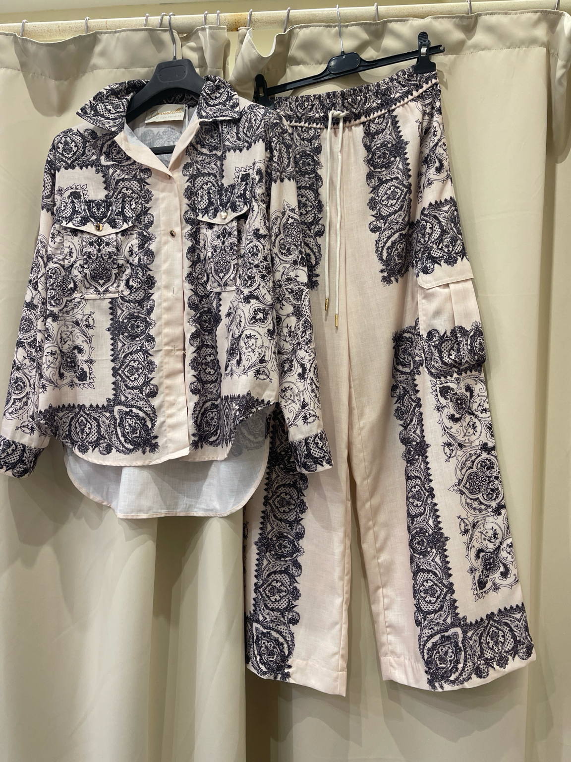 CONJUNTO BLUSA E CALÇA COM ESTAMPA