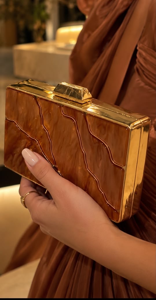 POCHETE CASTANHA COM DETALHES DOURADOS