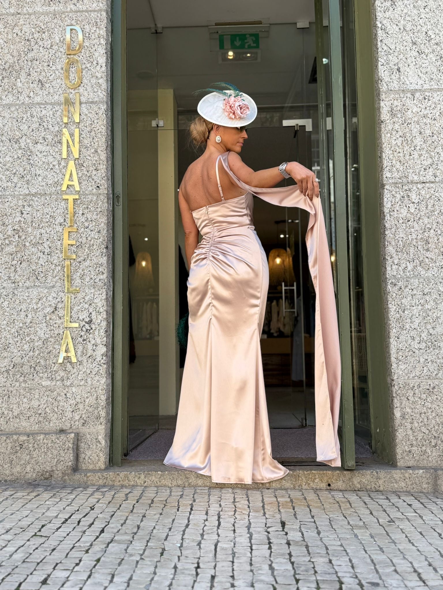VESTIDO BEGE COM RACHA
