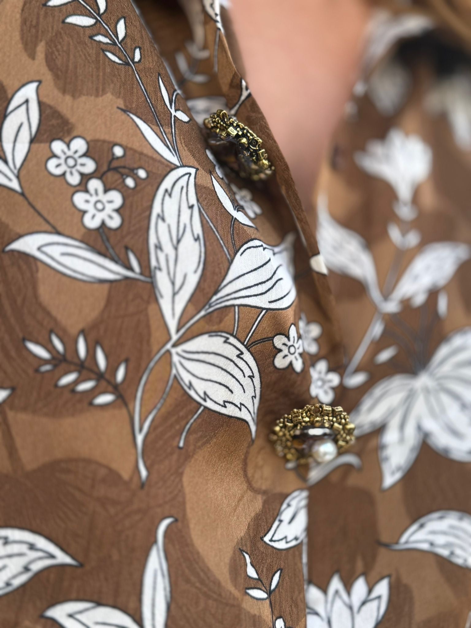CAMISA ESTAMPADA COM ALFINETES