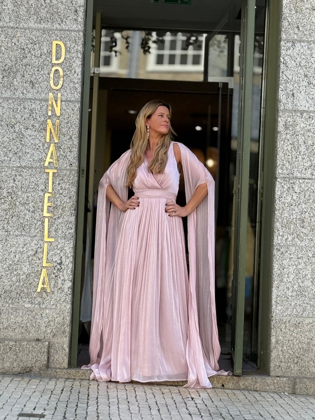 VESTIDO CETIM COM MANGAS CAPA