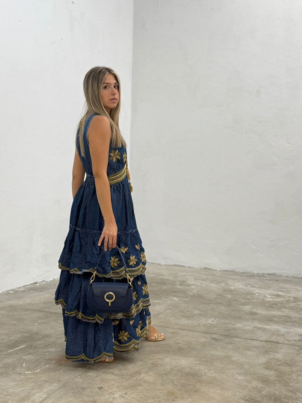 Vestido de folhos em ganga