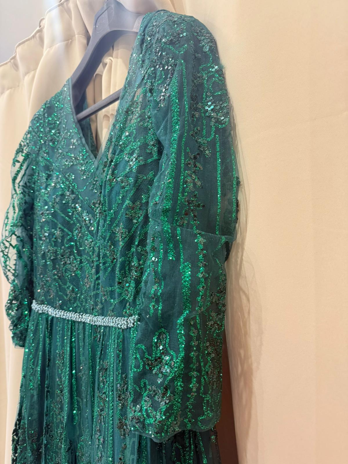 VESTIDO VERDE PEDRARIA