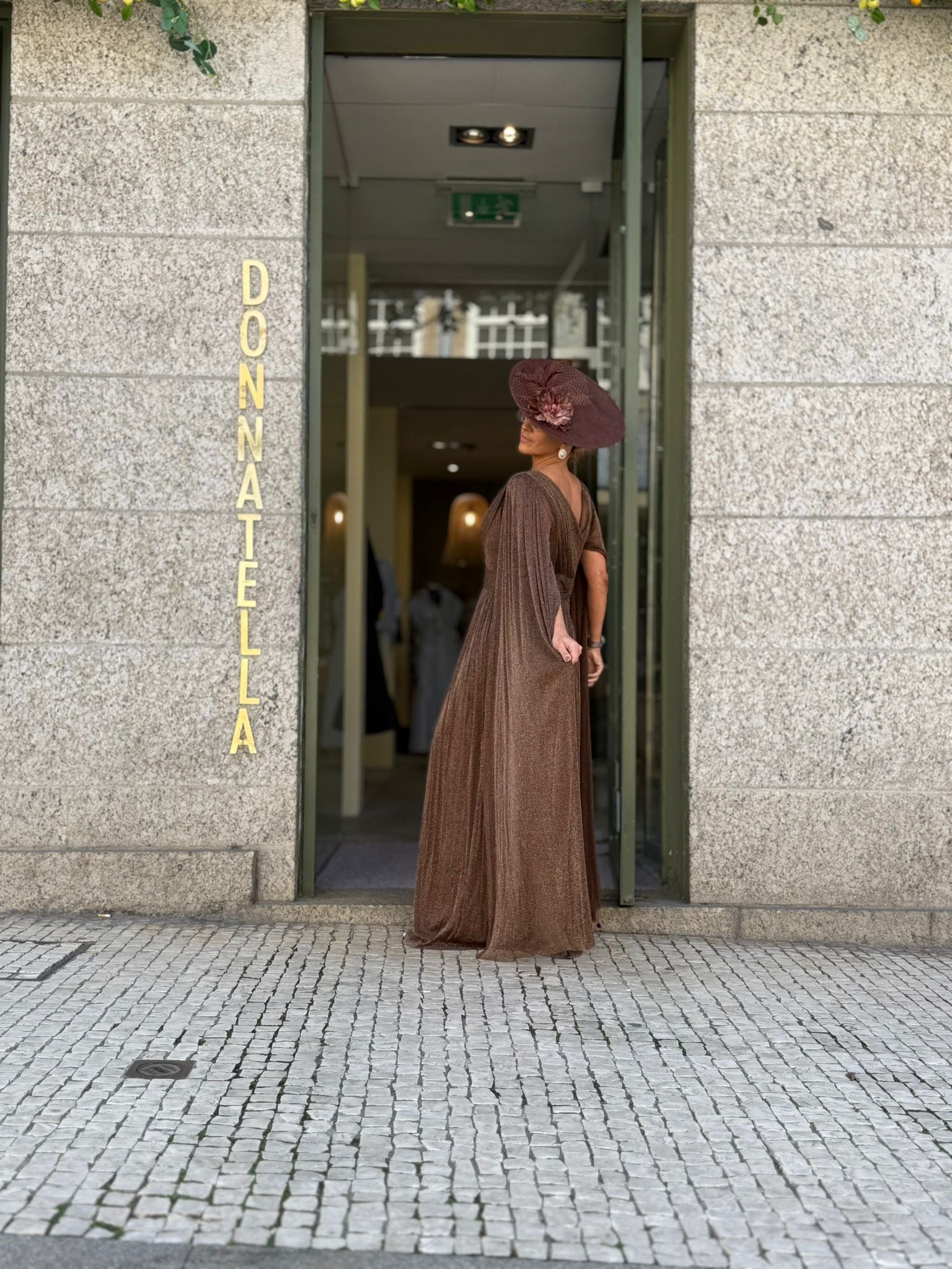 VESTIDO CASTANHO COM CAPA