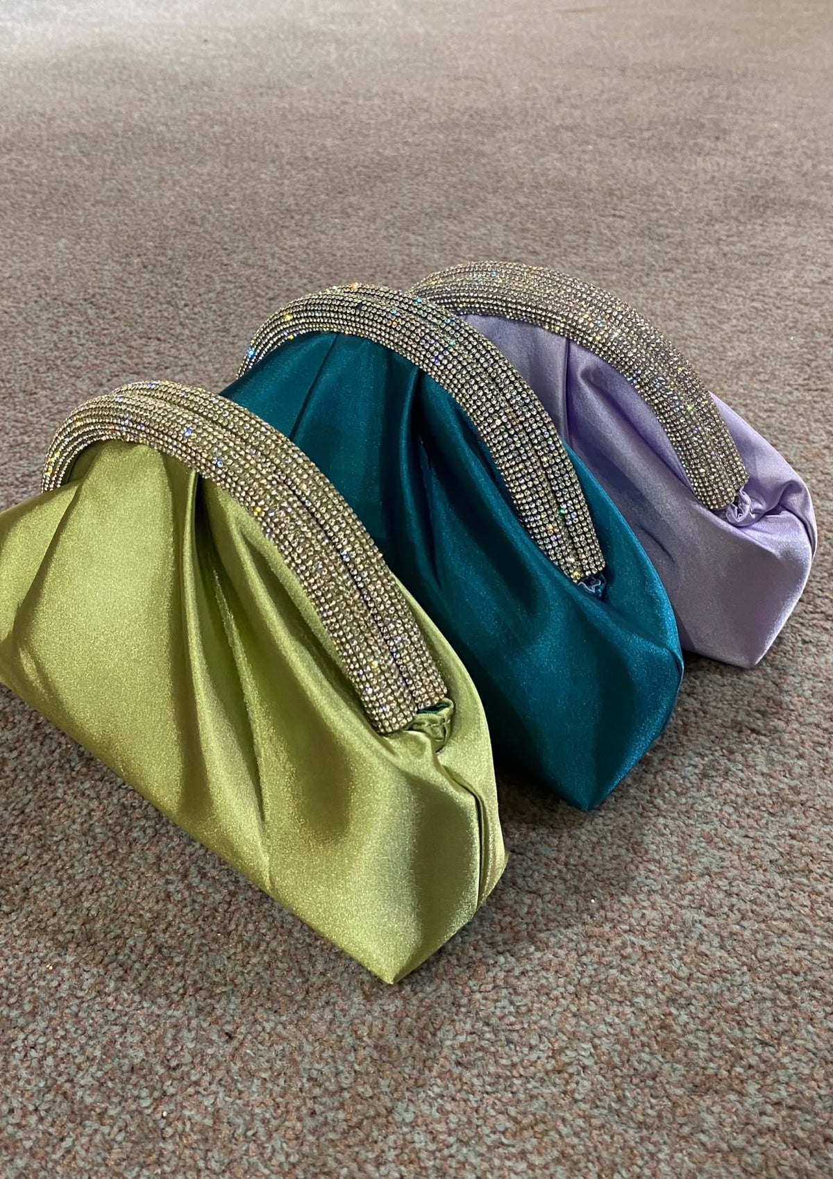 POCHETE VERDE ACETINADA COM BRILHOS