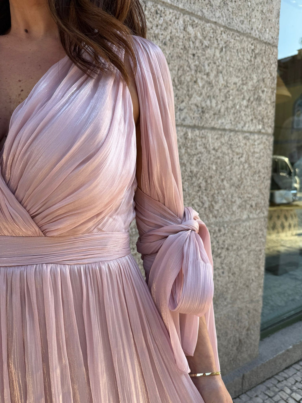 VESTIDO CETIM COM MANGAS CAPA