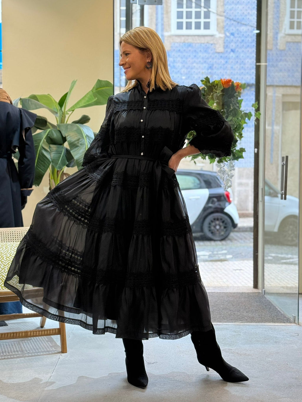 VESTIDO EM ORGANZA COM RENDA