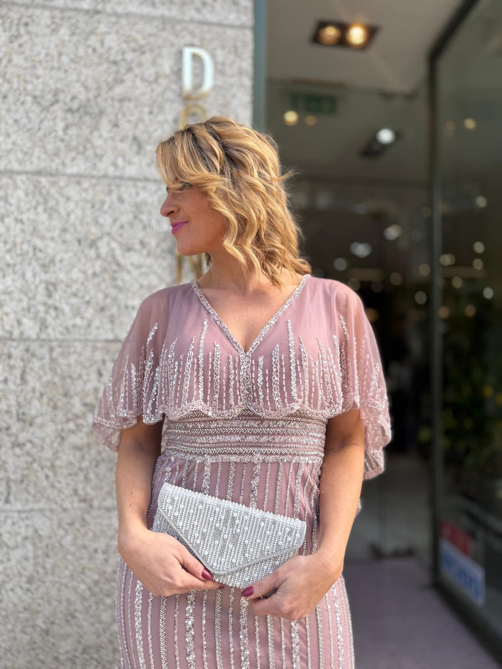 VESTIDO LANTEJOULAS COM CAPA